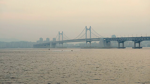 日落时的Gwangandaegyo大桥/釜山，庆尚南道，韩国视频素材