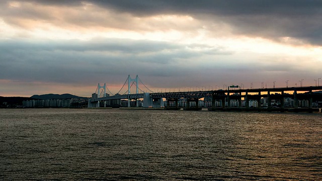 韩国庆尚南道釜山，夕阳下的Gwangandaegyo大桥视频素材