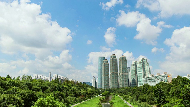 在韩国首尔的江南，可以看到天空的景色和Yangjae Cheon溪流和摩天大楼视频素材