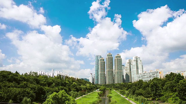 在韩国首尔的江南，可以看到天空的景色和Yangjae Cheon溪流和摩天大楼视频素材