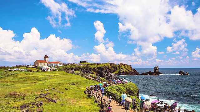 WS T/L PAN View of Jeju Seopjikoji(韩剧电影外景地)and tourist / Seogwipo，济州岛，韩国视频素材