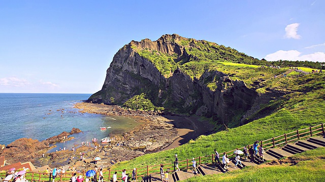 韩国济州岛Seongsanilchulbong Sunrise Peak / Seogwipo的游客视图视频素材