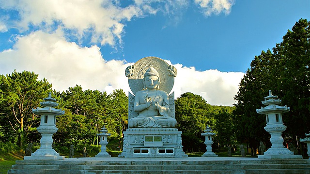 韩国济州岛Gwaneumsa寺的佛像和石塔视频素材