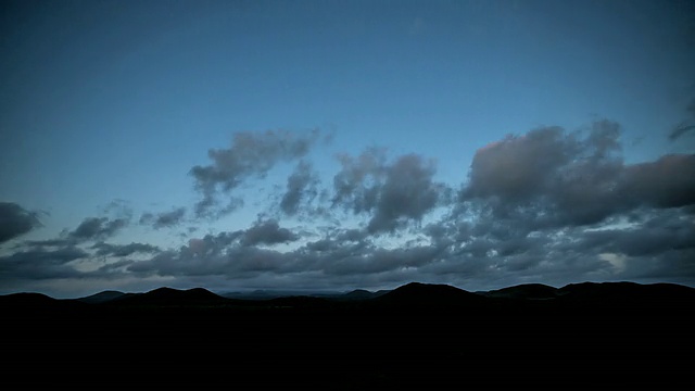 WS T/L济州岛Oreum(寄生火山)和夜晚天空/西浦，济州岛，韩国视频素材