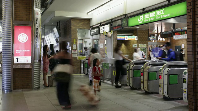 日本东京Ebisu车站的行人视频素材