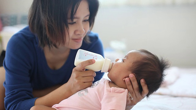 妈妈正在给女儿喂奶视频素材