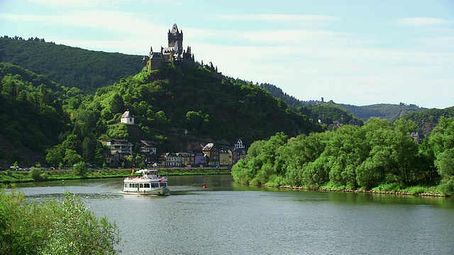 德国莱茵兰-普法尔茨的摩泽尔河流域，Reichsburg Castle和逝去的船只视频素材