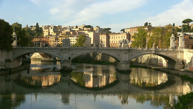 WS拍摄于Tiber河和Ponte Vittorio Emanuelle II /罗马，Latium，意大利视频素材