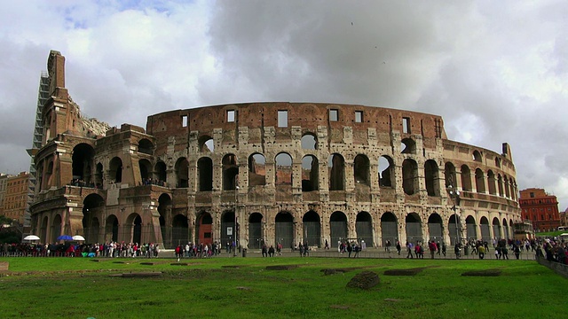 多云天空下的Colosseo /罗马，拉丁姆，意大利视频素材