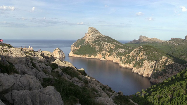 人们漫游和享受在Cap de Formentor / Mallorca，西班牙视频素材