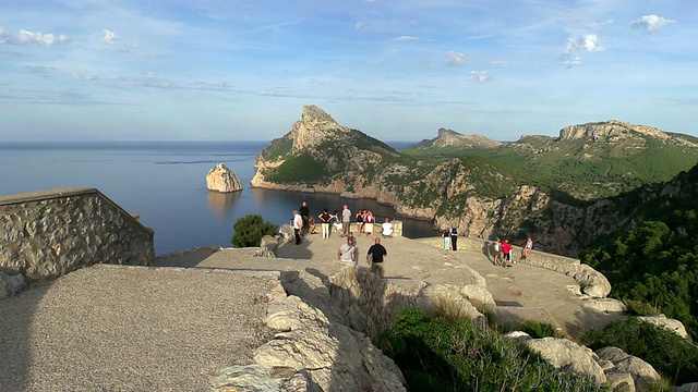 人们漫游和享受在Cap de Formentor / Mallorca，西班牙视频素材