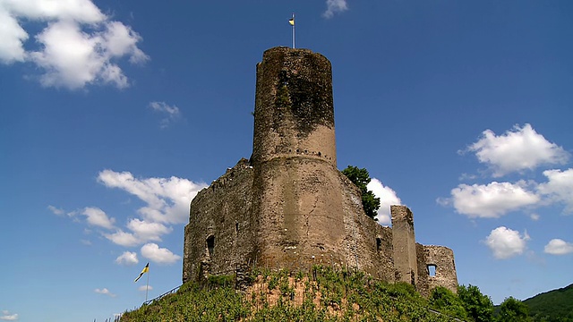 它是LA landcloclose Castle / Bernkastel Kues,Moselle Valley，莱茵兰宫，德国视频素材