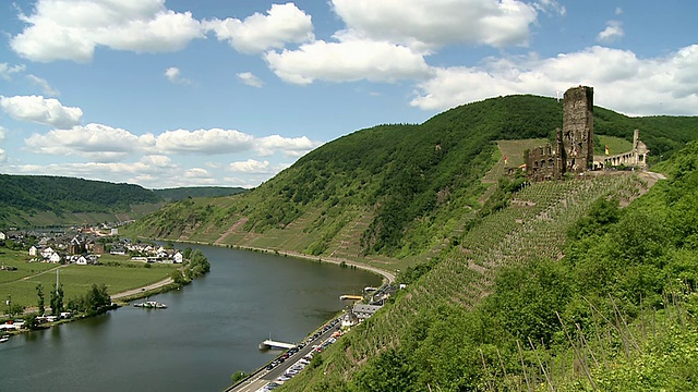 梅特涅城堡和摩泽尔河流域的WS视图/摩泽尔河流域Beilstein，莱茵兰普法尔茨，德国视频素材