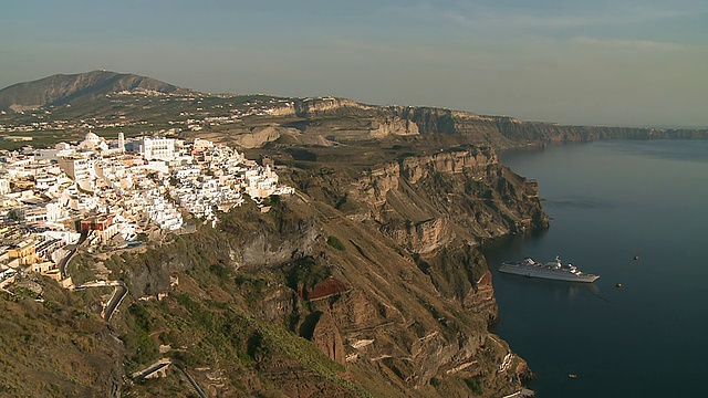 在希腊基克拉迪斯岛的Ocean / Santorini，乘坐游船观看Thira村视频素材