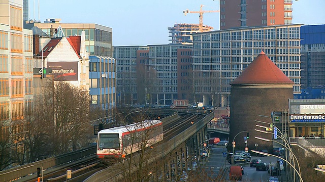 德国汉堡Landungsbrucken的Hochbahn(城市铁路)视频素材