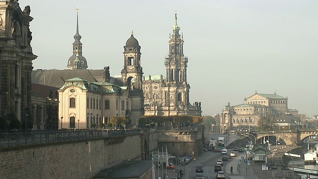 德国萨克森州，Semperoper / Dresden, Hofkirche, Bruhlsche Terrasse街道上的交通景象视频素材