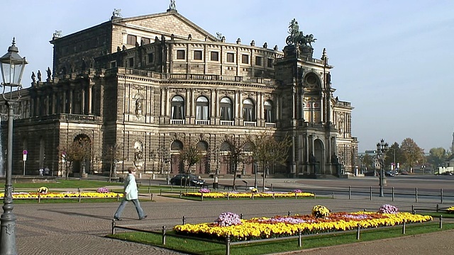 行人在剧院广场和Semperoper/德累斯顿，萨克森，德国视频素材