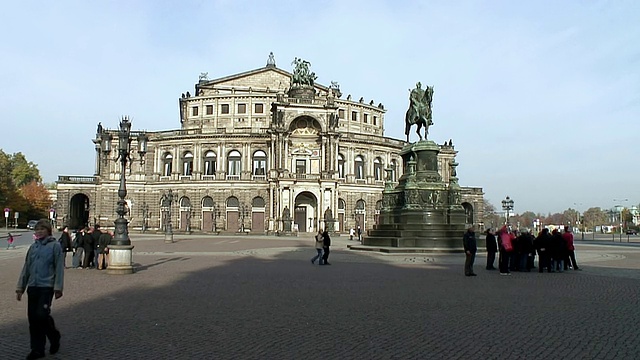 在Semperoper /德累斯顿，萨克森，德国漫步的人们的观点视频素材