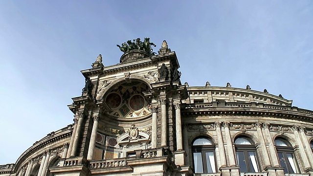 MS Shot of Semperoper /德累斯顿，萨克森，德国视频素材