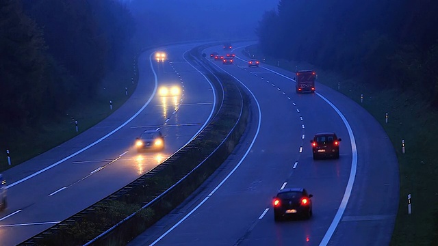 日落时分高速公路上行驶的汽车/德国莱茵兰-普法尔茨隆基奇视频素材