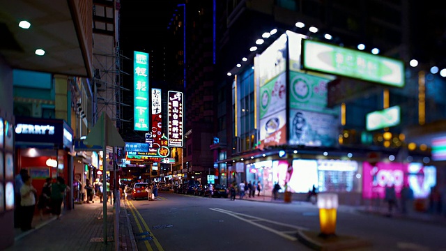 WS T/L街道上有成群的人过马路和成群的车辆通过框架/中国香港视频素材