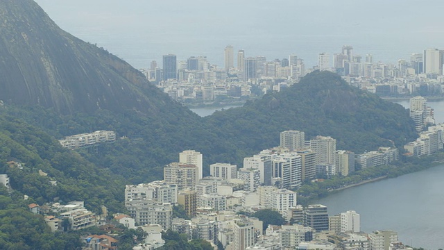 从山顶俯瞰城市/里约热内卢，巴西视频素材