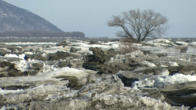 WS拍摄的雪和岩石附近的河流/魁北克，加拿大视频素材