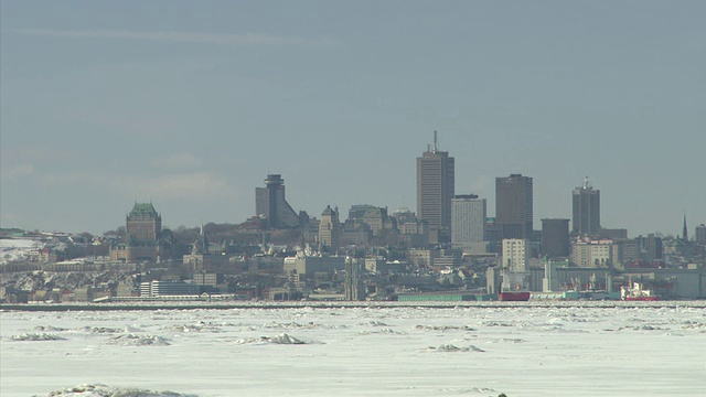 加拿大魁北克市附近被雪覆盖的冰冻湖视频素材