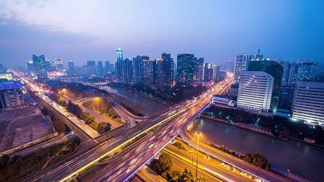 夜晚杭州的天际线，交通和城市景观，时光流逝视频素材