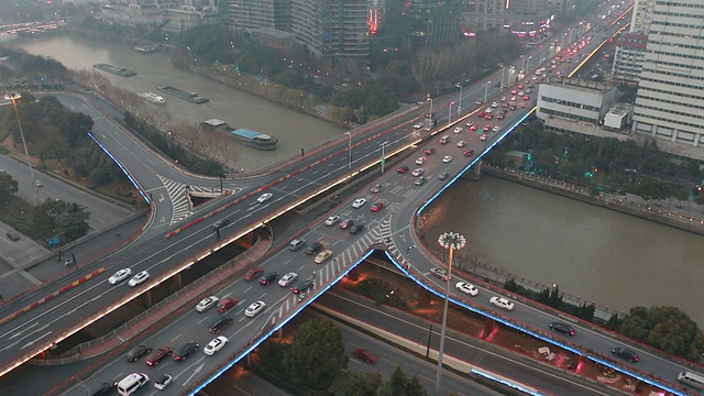 夜晚杭州的天际线、交通和城市景观视频素材