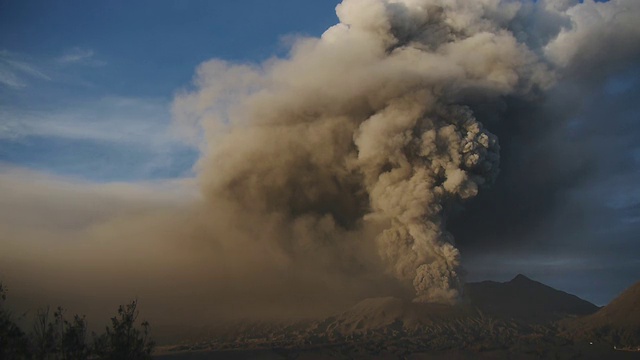 印度尼西亚Bromo火山爆发视频素材