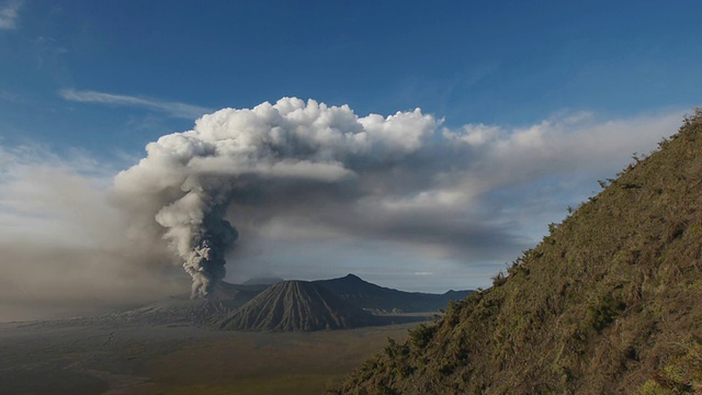 印度尼西亚Bromo火山爆发视频素材