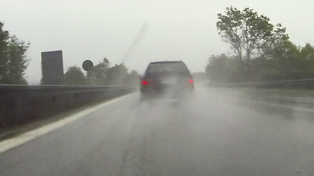 POV在下雨的公路上驾驶视频素材