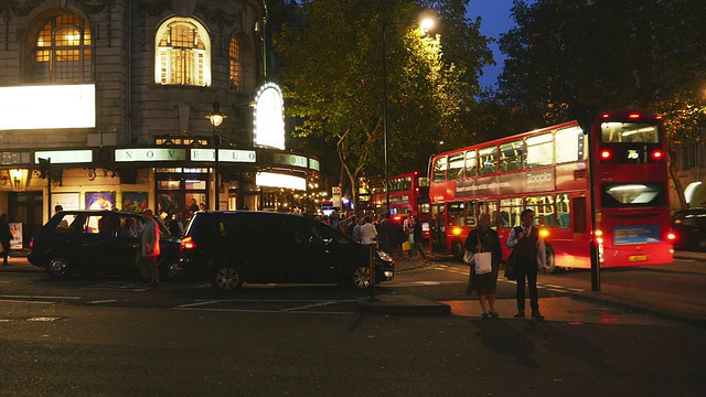 伦敦Aldwych And Novello Theatre At Night (4K/超高清到高清)视频素材