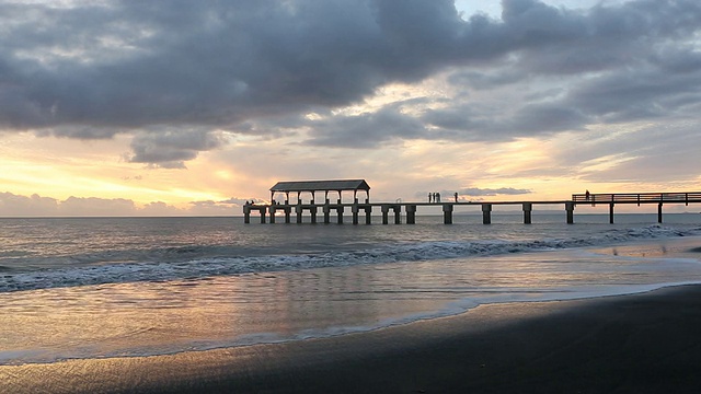 考艾岛海岸线附近的一个码头，后面是夕阳视频素材