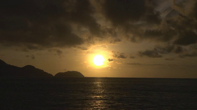 海上日落/日出视频素材