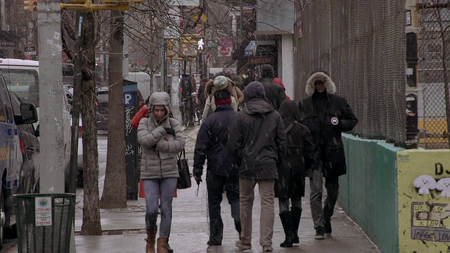 漫步在下东区的雪街上视频素材