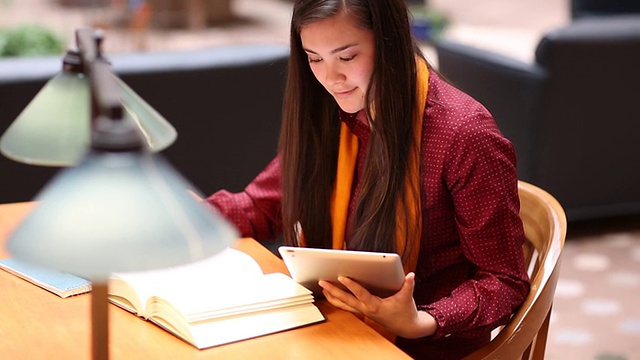 在大学图书馆学习的美国土著女学生视频素材