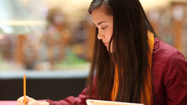 在大学图书馆学习的美国土著女学生视频素材