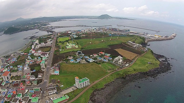 Seongsanilchulbong(悬崖)和Jejuolle路线和大海的景色视频素材