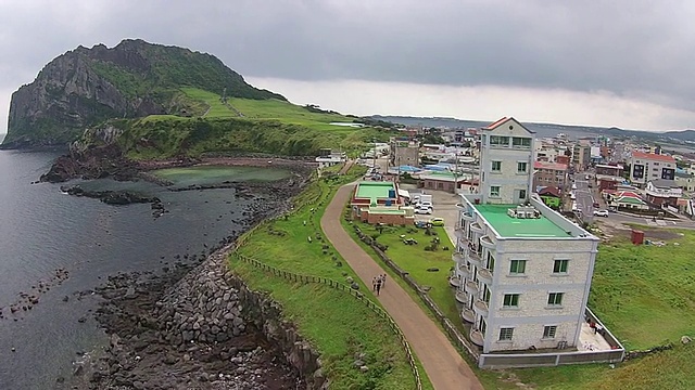 Seongsanilchulbong(悬崖)和Jejuolle路线和大海的景色视频素材