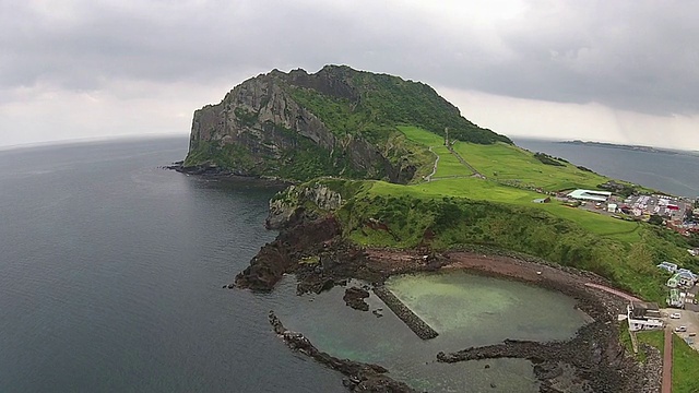 Seongsanilchulbong(悬崖)和大海的景色视频素材