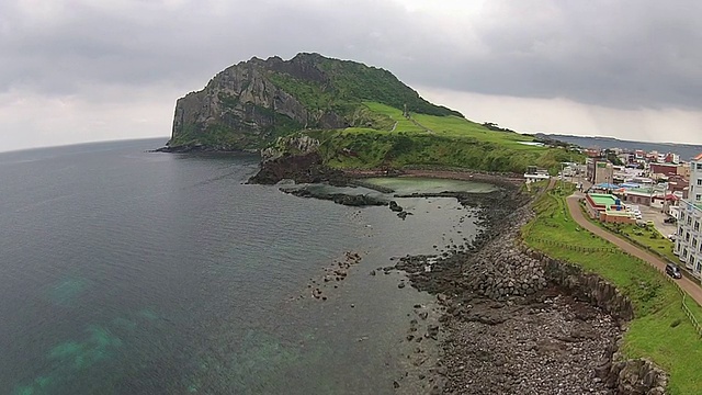 Seongsanilchulbong(悬崖)和Jejuolle路线和大海的景色视频素材