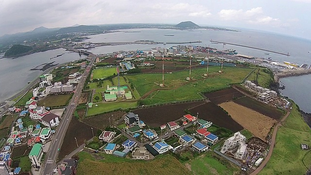 Seongsanilchulbong(悬崖)和Jejuolle路线和大海的景色视频素材