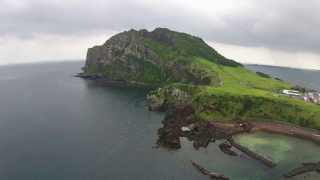 Seongsanilchulbong(悬崖)和大海的景色视频素材