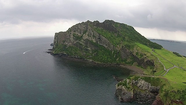 Seongsanilchulbong(悬崖)和大海的景色视频素材