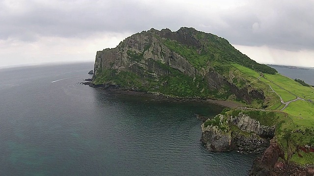 Seongsanilchulbong(悬崖)和大海的景色视频素材