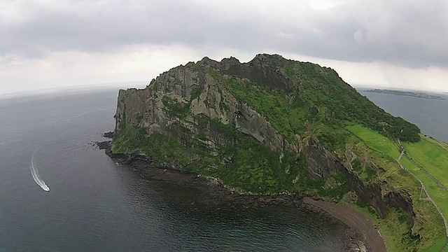 Seongsanilchulbong(悬崖)和大海的景色视频素材