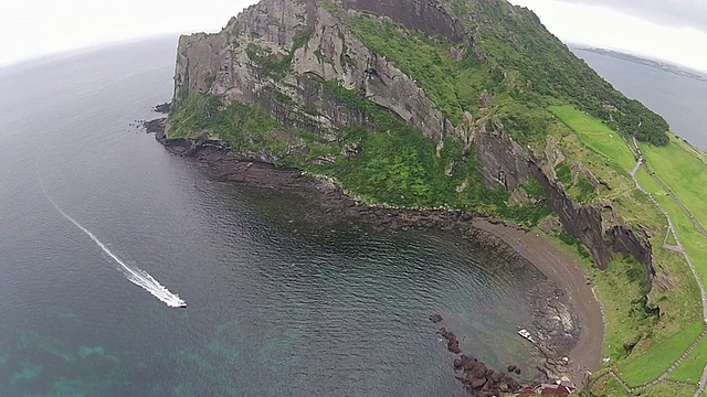 Seongsanilchulbong(悬崖)和大海的景色视频素材