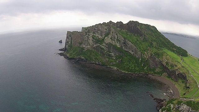 Seongsanilchulbong(悬崖)和大海的景色视频素材